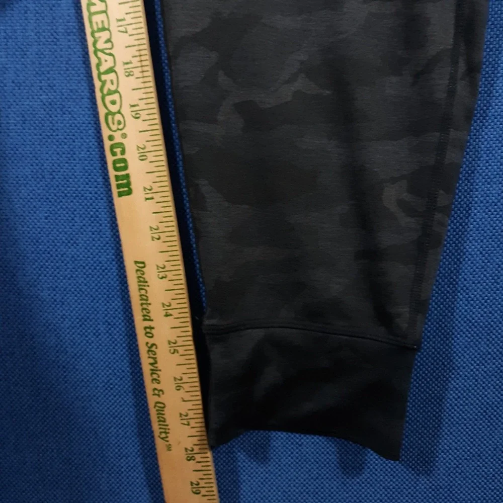 Vuori Jogger Pants Mens XL Inseam 28 Athletic Elastic Waist Camouflage Tapered
